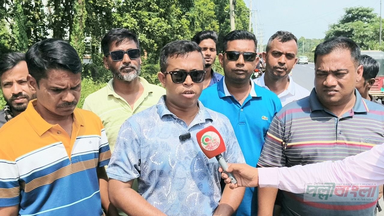 রাস্তার দু-পাশে জঙ্গল পরিস্কার করছে পুলিশ ও বিএনপির নেতৃবৃন্দ 