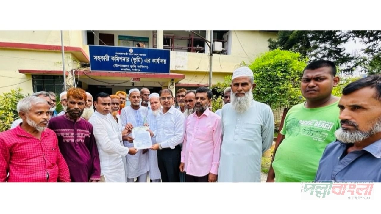 কাপাসিয়ায় ধাঁধার চর মৌজার ভূমি উন্নয়ন কর গ্রহণের দাবিতে কৃষকদের স্মারকলিপি প্রদান 