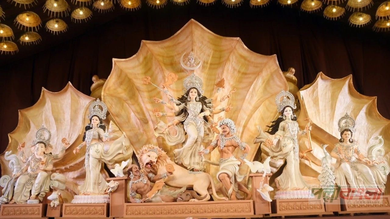 আনন্দমুখর পরিবেশে উদযাপিত হচ্ছে শারদীয় দুর্গোৎসবের মহাসপ্তমী