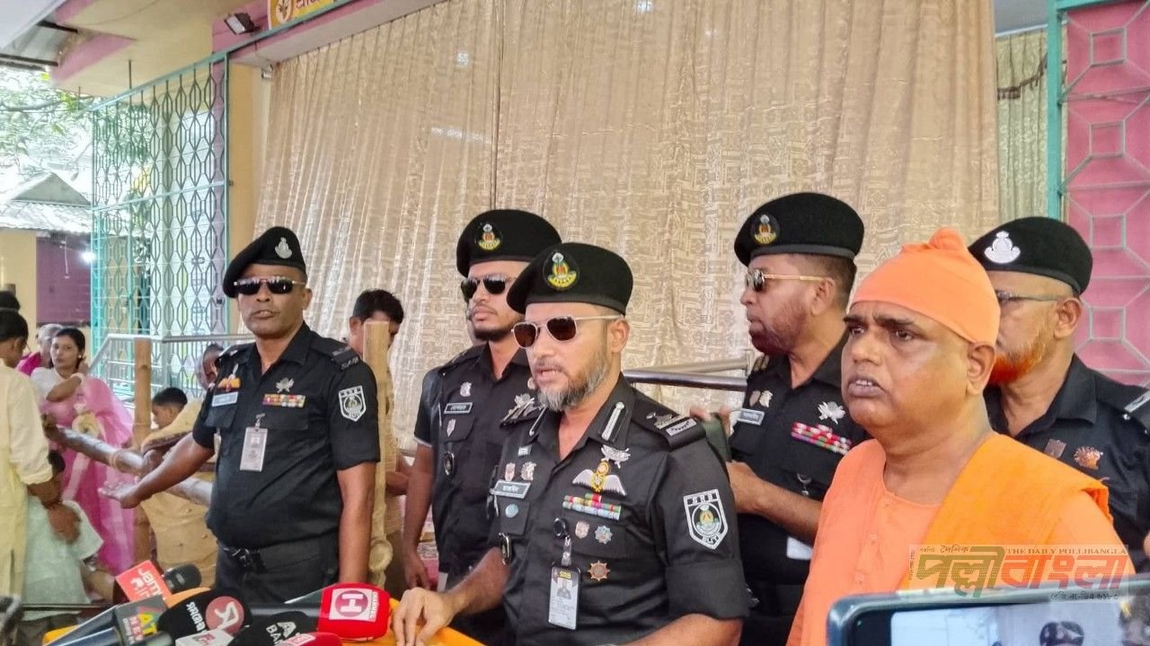 ‘গুজব সৃষ্টিকারীদের বিরুদ্ধে কঠোর ব্যবস্থা’ হবিগঞ্জে মণ্ডপ পরিদর্শনে কমান্ডার তাজমিনুর