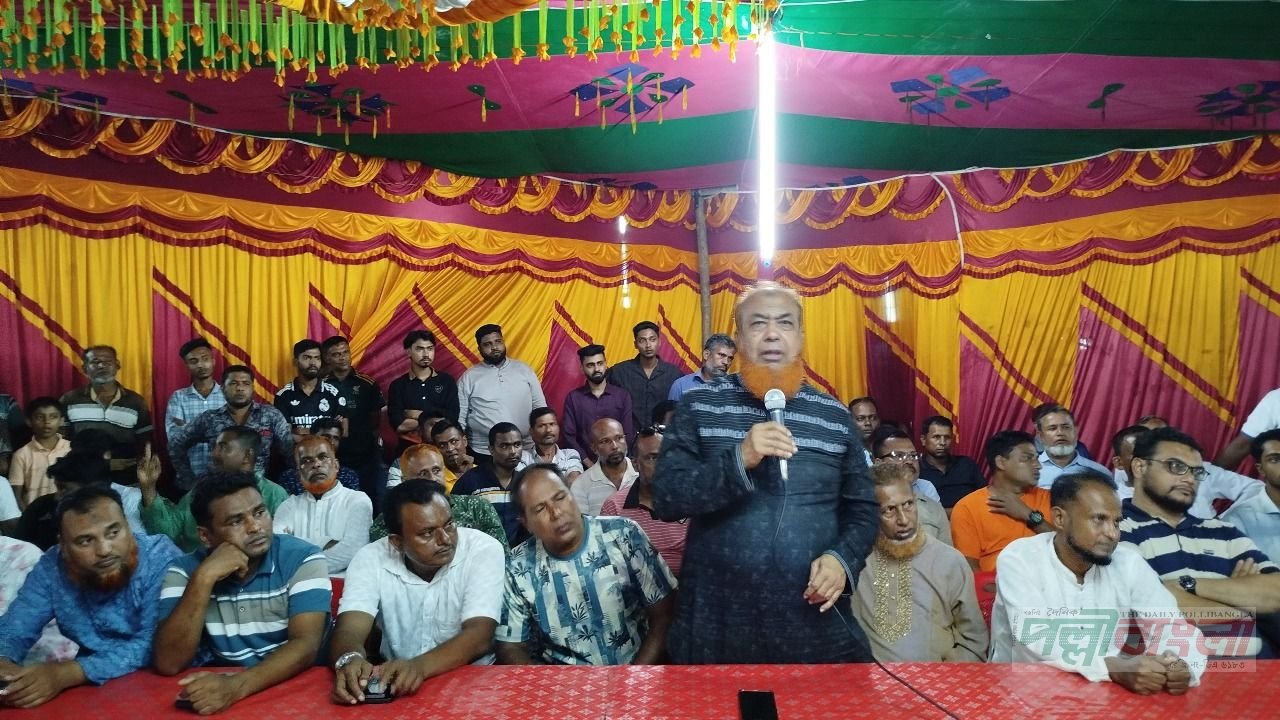 সনাতন ধর্মাবলম্বীদের শারদীয় শুভেচ্ছা ও সহায়তা পৌঁছে দিচ্ছেন ফকির তারিকুল ইসলাম।