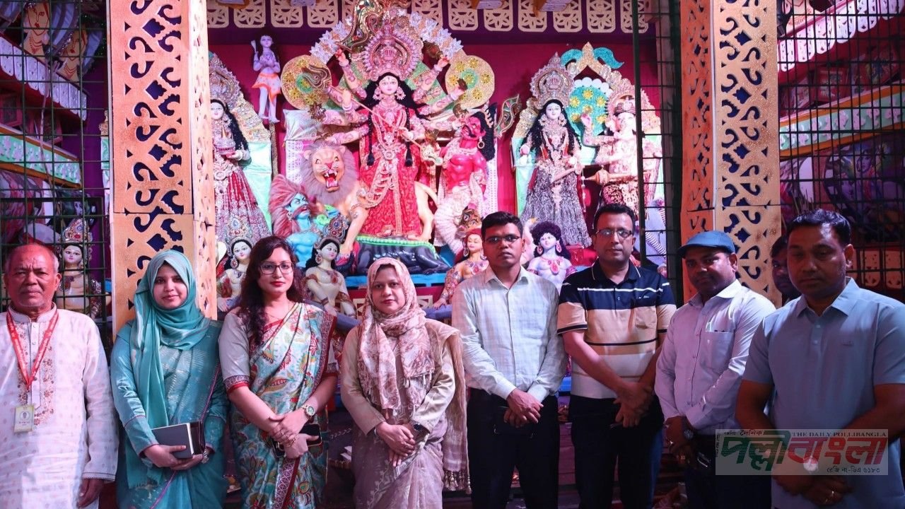 মুন্সীগঞ্জ জেলা প্রশাসকের পূজামণ্ডপ পরিদর্শন ও অনুদান প্রদান