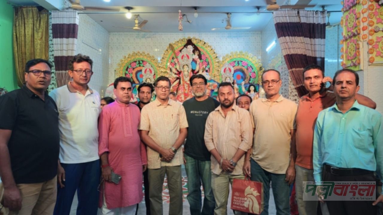টঙ্গী বাজার মন্দিরে গণমাধ্যম কমিশনের নেতাদের শারদীয় শুভেচ্ছা বিনিময়