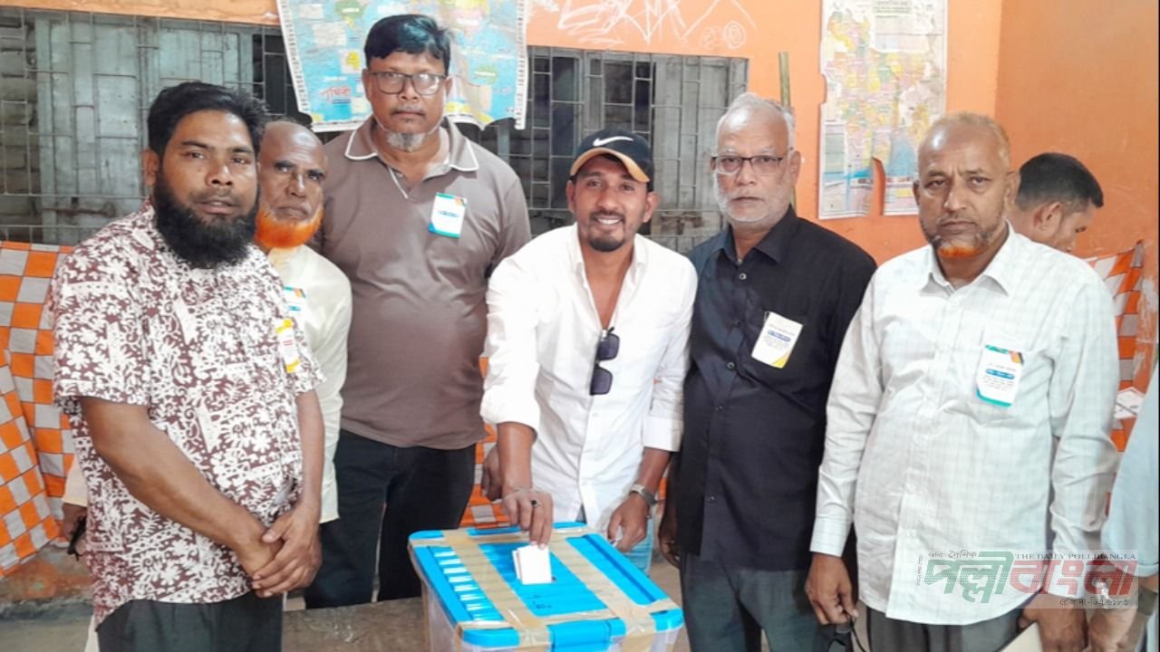 তেঁতুলিয়ায় ভজনপুর বাজারে উৎসবমুখর পরিবেশে চলছে ব্যবসায়ী সমিতির নির্বাচন