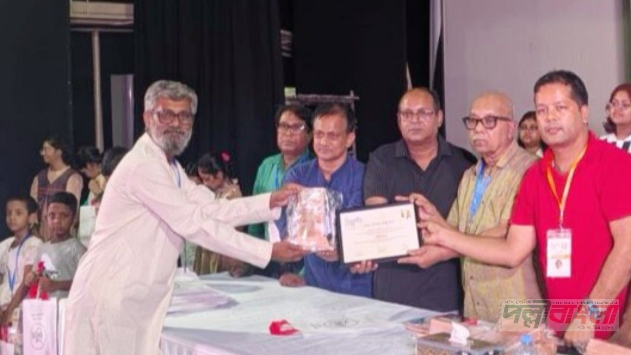 ‘বাবুই শিশুসাহিত্য উৎসব’ পেলেন নেত্রকোনার কবি এনামুল হক পলাশ
