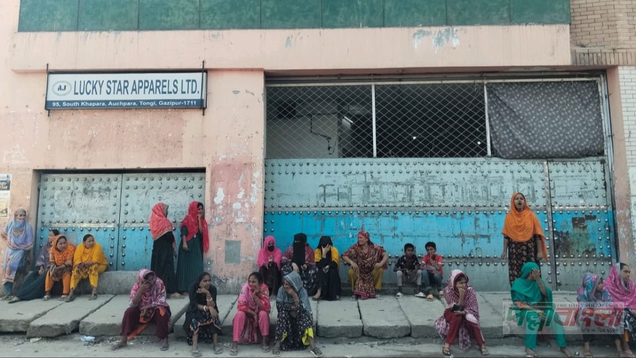 টঙ্গীতে বকেয়া বেতনের দাবিতে শ্রমিক বিক্ষোভ