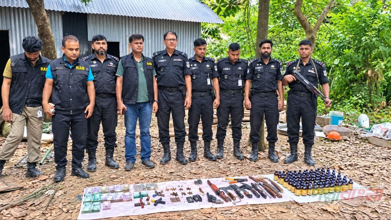 নরসিংদীতে এসআরবি-১১-এর অভিযানে অস্ত্র, মাদক ও নগদ ১০ লক্ষাধিক টাকা উদ্ধার