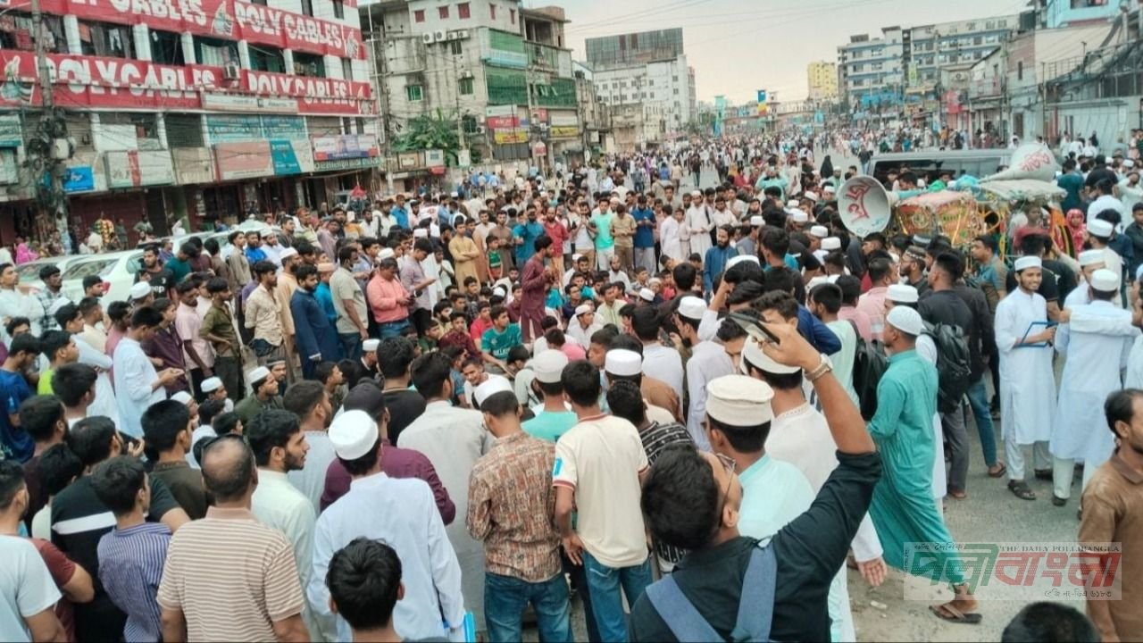 টঙ্গীতে ঢাকা-ময়মনসিংহ মহাসড়ক অবরোধ করে শিক্ষার্থীদের বিক্ষোভ