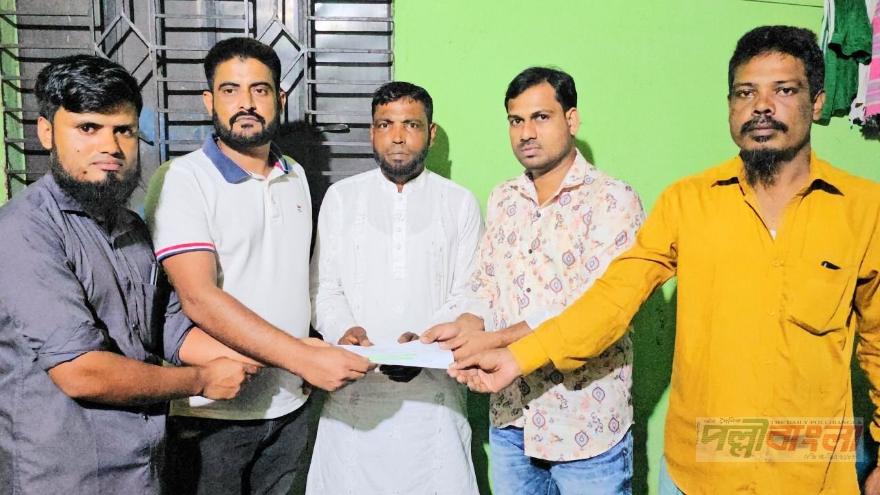 আগুনে ক্ষতিগ্রস্ত যুবদল কর্মীর পাশে এমপি মজিবুর ও বিএনপির নেতৃবৃন্দ 